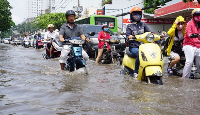 Chạy xe máy qua đường bị ngập nước