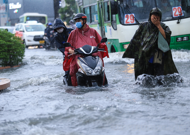 Lưu ý khi đi xe máy vào trời mưa, đường ngập nước